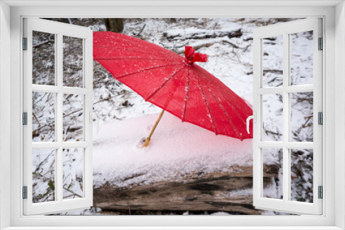 Fototapeta Naklejka Na Ścianę Okno 3D - red Japanese umbrella on snowy log