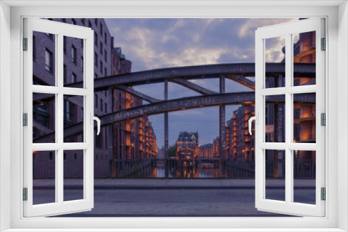 Fototapeta Naklejka Na Ścianę Okno 3D - Hamburg Speicherstadt Wasserschloss zur blauen Stunde