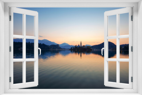 Fototapeta Naklejka Na Ścianę Okno 3D - Amazing sunrise at the lake Bled