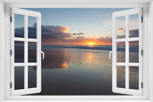 Fototapeta Naklejka Na Ścianę Okno 3D - Vibrant beach sunrise