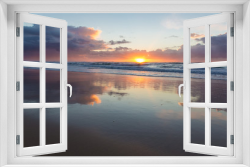Fototapeta Naklejka Na Ścianę Okno 3D - Vibrant beach sunrise