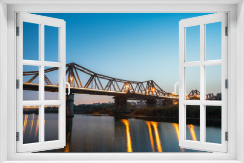 Fototapeta Naklejka Na Ścianę Okno 3D - Long Bien bridge in Hanoi, Vietnam at twilight