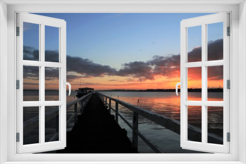 Fototapeta Naklejka Na Ścianę Okno 3D - malerischer Sonnenaufgang an einer Seebrücke am Meer, Konzept Seebestattung, Trauer, Abschied