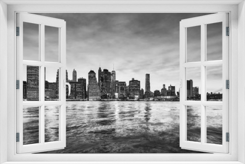 Fototapeta Naklejka Na Ścianę Okno 3D - Black and white panoramic picture of the Manhattan skyline at dusk, New York City, USA.
