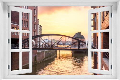 Fototapeta Naklejka Na Ścianę Okno 3D - Romantischer Sonnenuntergang am Hafen in Hamburg
