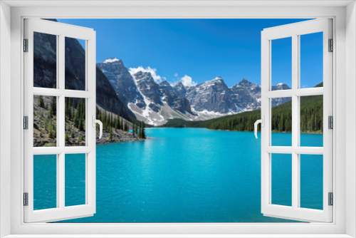 Fototapeta Naklejka Na Ścianę Okno 3D - Moraine lake in Banff National Park, Canada.
