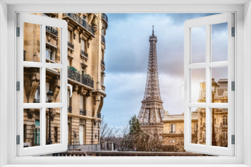 Fototapeta Naklejka Na Ścianę Okno 3D - The eiffel tower in Paris from a tiny street
