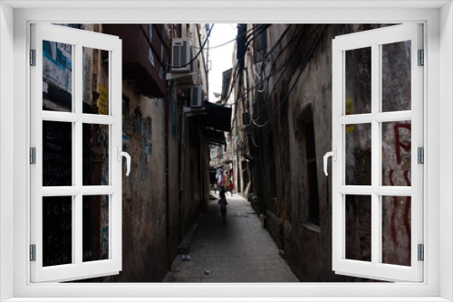Fototapeta Naklejka Na Ścianę Okno 3D - Narrow alley