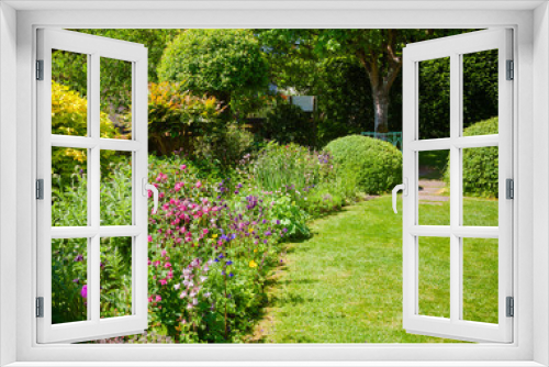 Fototapeta Naklejka Na Ścianę Okno 3D - Green summer english garden Southern England UK