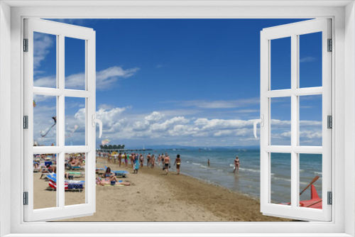 Fototapeta Naklejka Na Ścianę Okno 3D - spielende Kinder Personen am Sand Strand von Lignano als Panorama