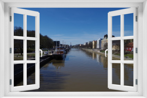 Fototapeta Naklejka Na Ścianę Okno 3D - City view, Aura river