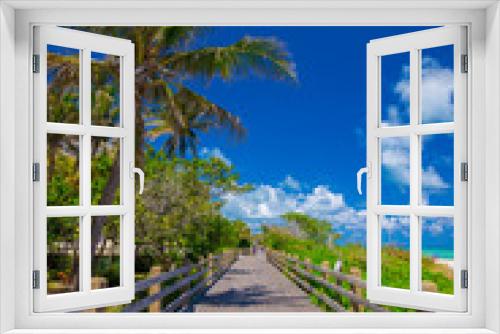 Fototapeta Naklejka Na Ścianę Okno 3D - Walkway to famous South Beach, Miami Beach, Florida