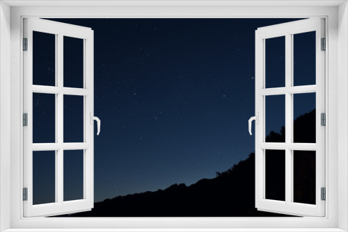 Fototapeta Naklejka Na Ścianę Okno 3D - Paisaje montañoso con cielo nocturno repleto de estrellas en Nueva Zelanda.