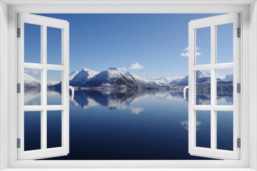 Fototapeta Naklejka Na Ścianę Okno 3D - Berge spiegeln sich im Fjord in Norwegen 