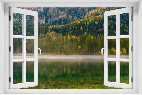 Fototapeta Naklejka Na Ścianę Okno 3D - Wald spiegelt sich auf dem See in den Bergen