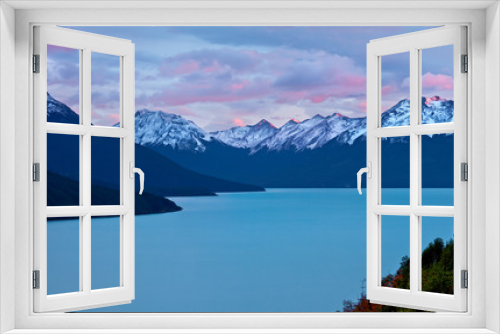 Fototapeta Naklejka Na Ścianę Okno 3D - Argentinian lake (Lago Argentino) at sunset, snow covered mountains and beautiful pink clouds at background.