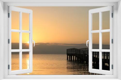 Fototapeta Naklejka Na Ścianę Okno 3D - malersicher Sonnenaufgang an einem Steg 