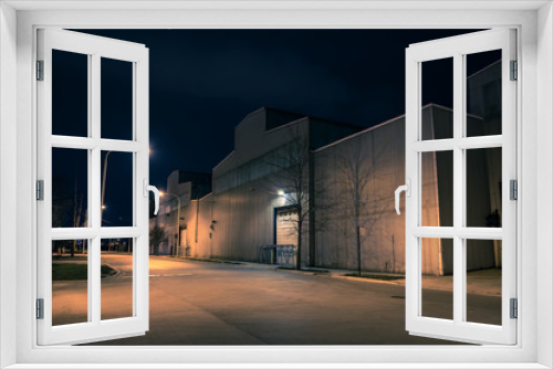 Fototapeta Naklejka Na Ścianę Okno 3D - Industrial urban street city night scenery in Chicago with a vintage warehouses