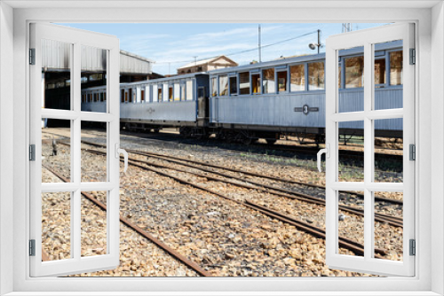 Fototapeta Naklejka Na Ścianę Okno 3D - Tren blanco