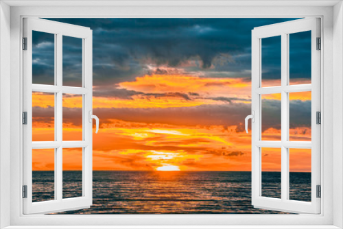 Fototapeta Naklejka Na Ścianę Okno 3D - Burning orange sun almost under the horizon - beautiful minimalist seascape