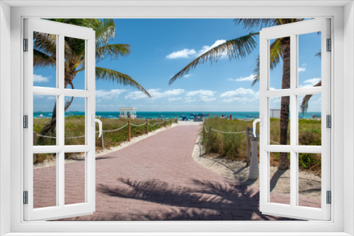 Fototapeta Naklejka Na Ścianę Okno 3D - Oceanfront of Miami Beach, access to the sea