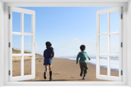 Fototapeta Naklejka Na Ścianę Okno 3D - 砂浜を走る子どもたち
