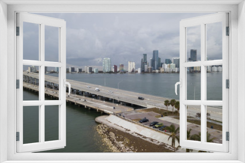 Fototapeta Naklejka Na Ścianę Okno 3D - Miami Rickenbacker Cswy