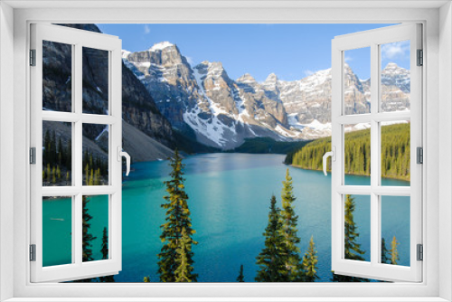 Fototapeta Naklejka Na Ścianę Okno 3D - 春のカナディアン・ロッキー　バンフ国立公園　朝のモレーン湖（カナダ）