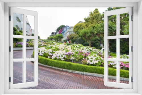 Fototapeta Naklejka Na Ścianę Okno 3D - Russian Hill on Lombard Street, San Francisco, California - USA