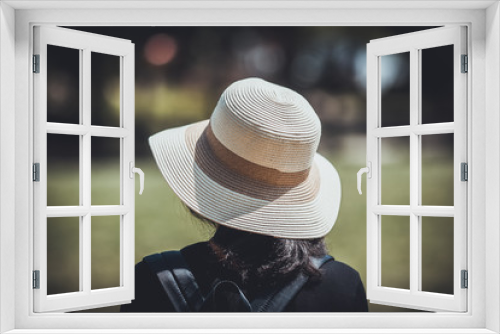 Fototapeta Naklejka Na Ścianę Okno 3D - 帽子をかぶった女性の後ろ姿