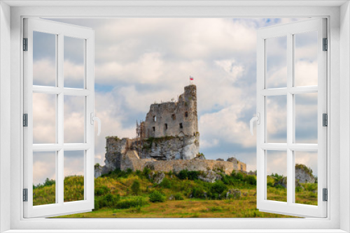 Fototapeta Naklejka Na Ścianę Okno 3D - view of the beautiful ruined castle in Mirow, Poland