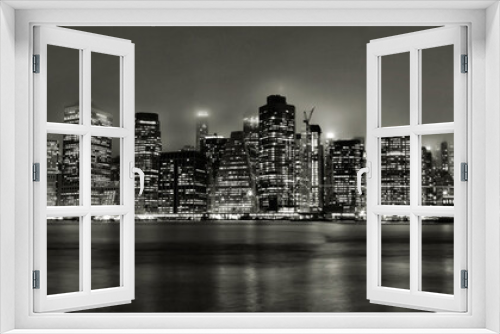 Fototapeta Naklejka Na Ścianę Okno 3D - New York skyline Manhattan di sera in bianco e nero