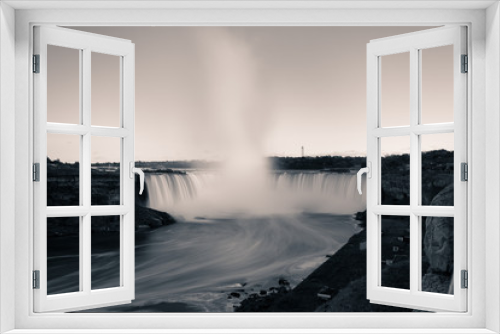 Fototapeta Naklejka Na Ścianę Okno 3D - Niagara Falls in the Evening with Long Exposure Canada