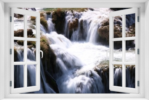 Fototapeta Naklejka Na Ścianę Okno 3D - Naturalny wodospad górski spływający kaskadą po kamieniach i zieleni