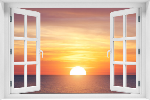 Fototapeta Naklejka Na Ścianę Okno 3D - Big sun and sea sunset