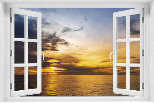 Fototapeta Naklejka Na Ścianę Okno 3D - sunset seascape sky view for golden hour time