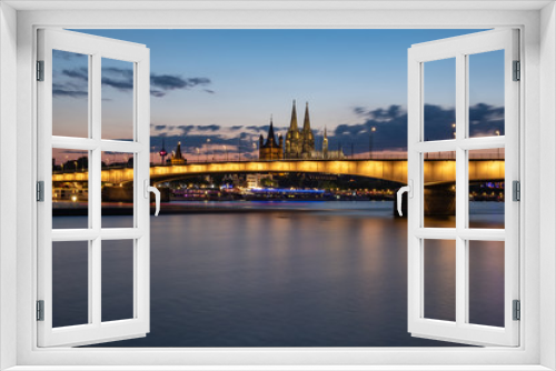 Fototapeta Naklejka Na Ścianę Okno 3D - Deutzer Brücke bei Sonnenuntergang mit dem Kölner Dom im Hintergrund