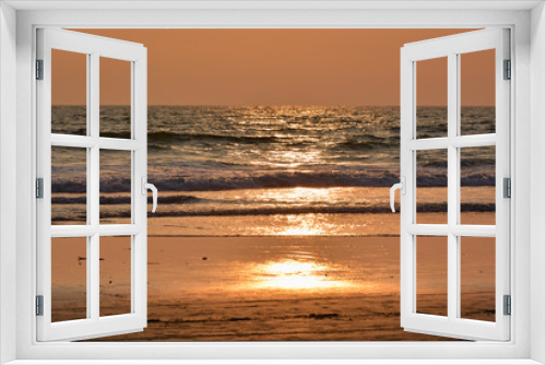 Fototapeta Naklejka Na Ścianę Okno 3D - The glare of the setting sun in the water on the beach in North Goa.India 