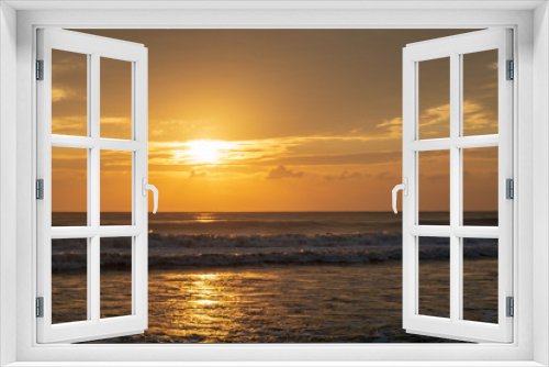 Fototapeta Naklejka Na Ścianę Okno 3D - Beautiful golden sunrise at the sea