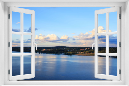 Fototapeta Naklejka Na Ścianę Okno 3D - Deep blue sky reflected of Hudson River in upstate New York