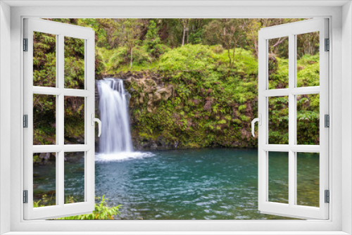 Fototapeta Naklejka Na Ścianę Okno 3D - Scenic Tropical Maui Waterfall