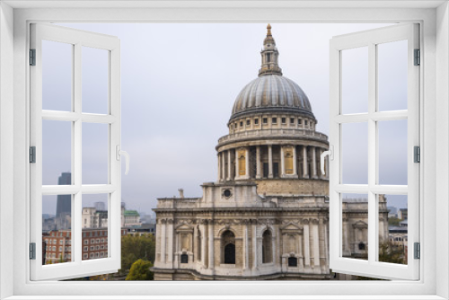 Fototapeta Naklejka Na Ścianę Okno 3D - View of  St Paul's cathedral at cloudy autumn day