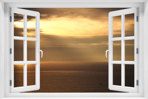 Fototapeta Naklejka Na Ścianę Okno 3D - 朝焼けに照らされる空と海