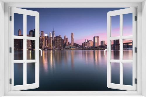 Fototapeta Naklejka Na Ścianę Okno 3D - View on lower manhattan and brooklyn bridge at sunrise