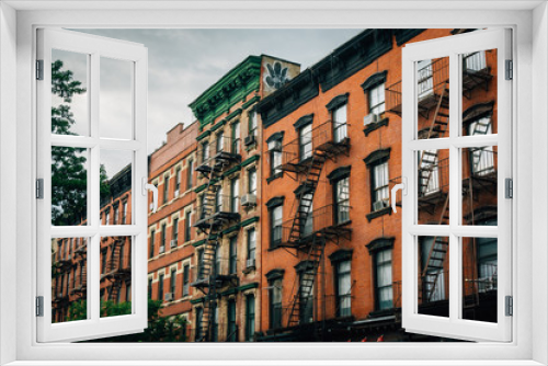 Fototapeta Naklejka Na Ścianę Okno 3D - Brick residential buildings in Greenwich Village, Manhattan, New York City.