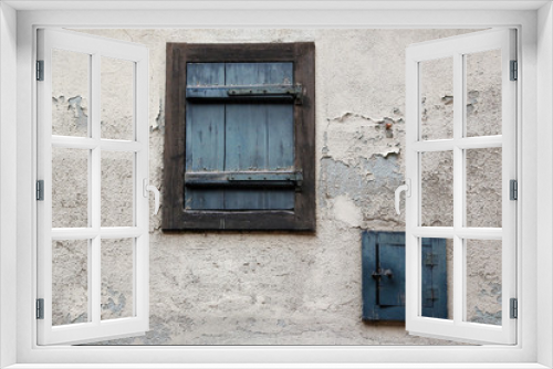 Fototapeta Naklejka Na Ścianę Okno 3D - Alte Fenster- und Fensterläden an einer verfallenen Fassade eines Dorfes im Elsass