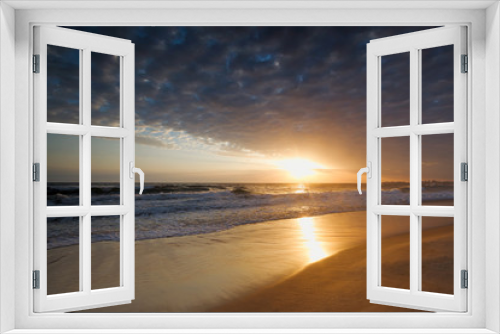 Fototapeta Naklejka Na Ścianę Okno 3D - Cloudy sunrise at Currumbin beach, Gold Coast, Australia