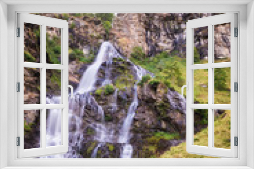 Fototapeta Naklejka Na Ścianę Okno 3D - The waterfall in Roc Valley