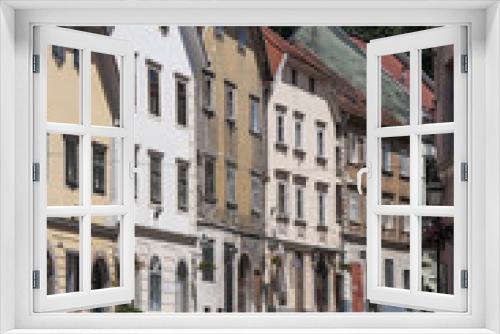 Fototapeta Naklejka Na Ścianę Okno 3D - Slovenia, 24/06/2018: lo skyline del centro di Lubiana con vista delle case colorate e decorate del centro storico, capolavori dell'architettura Art Nouveau
