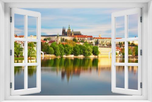 Fototapeta Naklejka Na Ścianę Okno 3D - View to Prague Castle and St. Vitus Cathedral, historic heritage site in the heart of the city